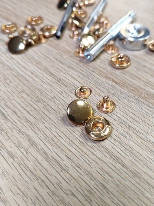  Kit : 8 Pressions Metal Doré + kit de pose - 15mm