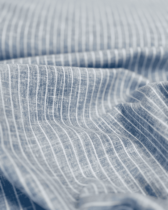 Tissu coton mélangé aspect lin bleu d'été rayé blanc  - par 10 cm
