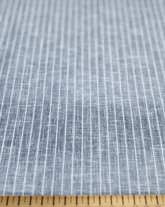 Tissu coton mélangé aspect lin bleu d'été rayé blanc  - par 10 cm